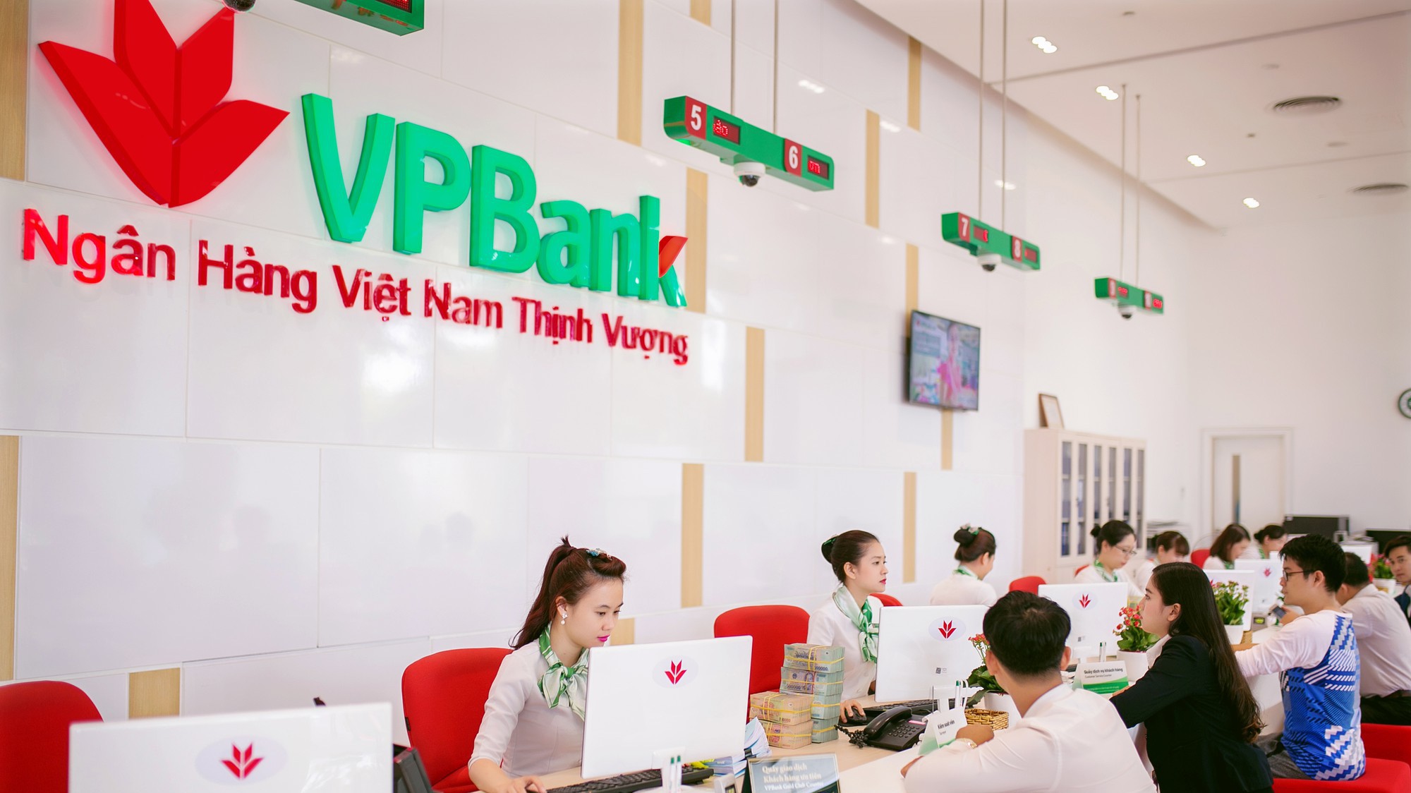 Khách hàng khi thực hiện mỗi loại giao dịch trên ứng dụng ngân hàng điện tử VPBank Online theo thể lệ chương trình, sẽ được cấp 1 lượt chơi game "Cắt bánh sinh nhật".