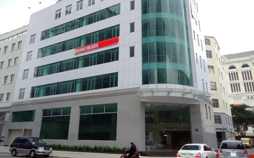 Giá thuê trung bình của phân khúc văn phòng tại Hà Nội giảm 0,8% theo quý nhưng tăng 0,9% theo năm, trong 
khi đó công suất thuê trung bình tăng 3,7 điểm % theo quý và 7,4 điểm % 
theo năm.