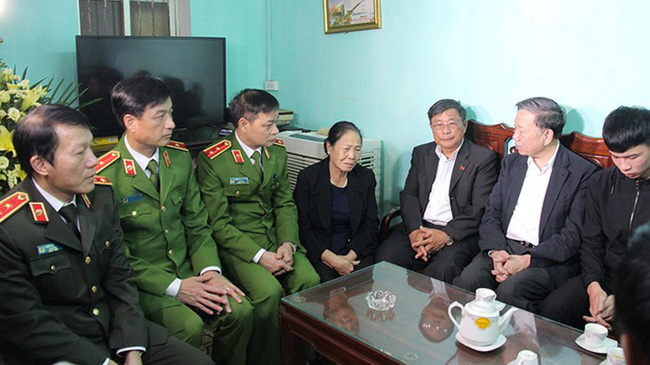 Lãnh đạo Bộ Công an đến thăm hỏi, động viên thân nhân của các cán bộ, chiến sỹ hy sinh trong khi làm nhiệm vụ tại Đồng Tâm hôm 9/1. Ảnh- Internet. 
