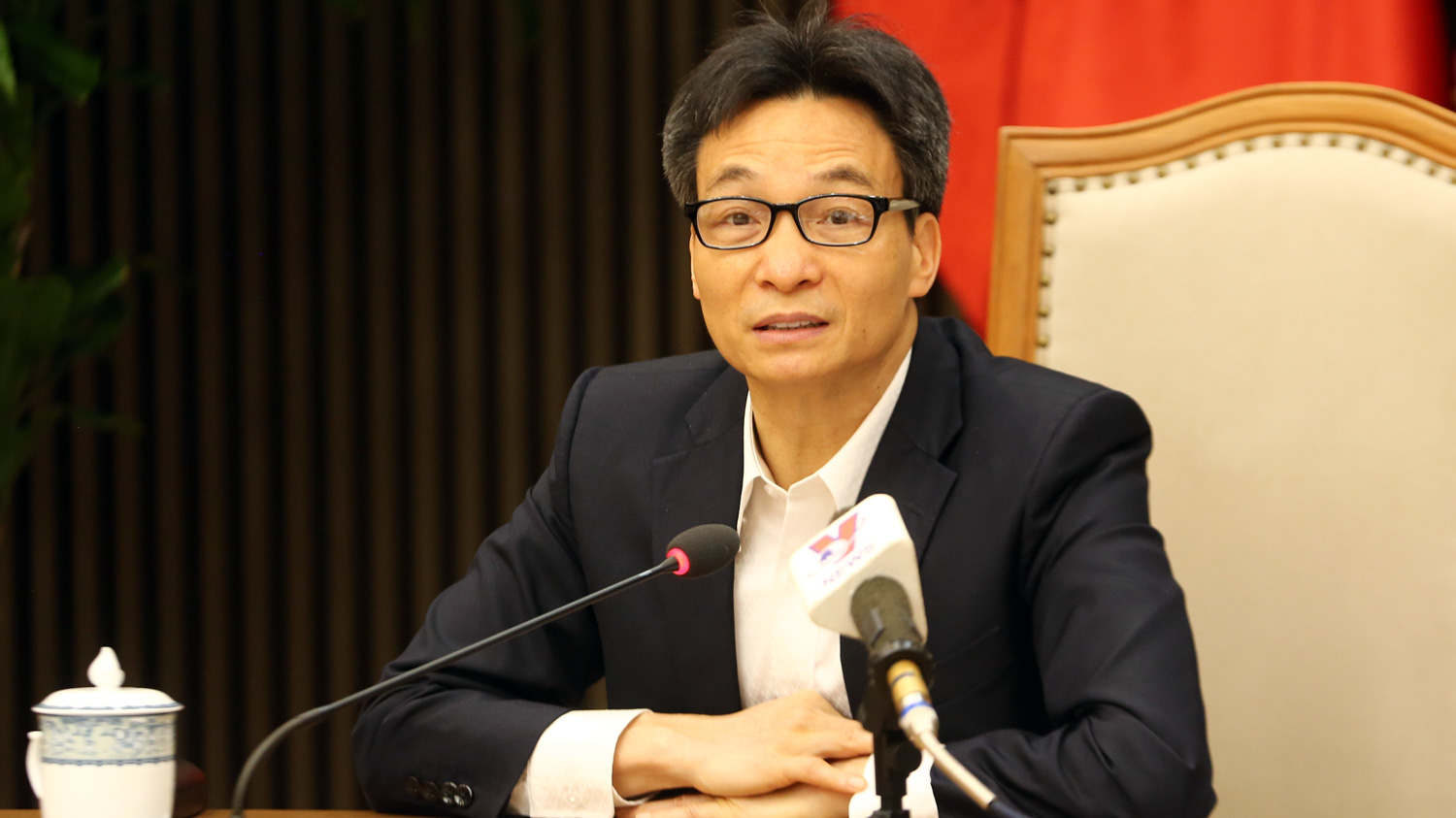 Phó thủ tướng Vũ Đức Đam, Trưởng Ban Chỉ đạo quốc gia phòng chống dịch bệnh Covid-19 chủ trì cuộc họp Thường trực Ban Chỉ đạo ngày 19/3. Ảnh - VGP/Đình Nam