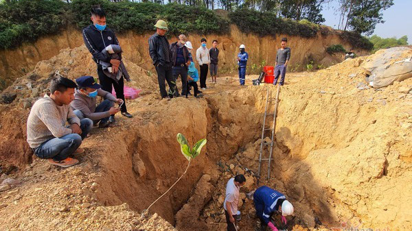 Cơ quan chức năng đánh giá, khối lượng chất thải chôn trộm dưới lòng đất ở thôn Lai Sơn là rất lớn, không chỉ là loại mủ pin điện thoại mà còn tương đối nhiều chất khác cả về axít hữu cơ, kim loại nặng.