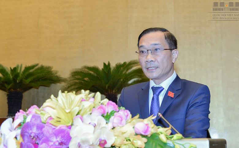 Chủ nhiệm Uỷ ban Kinh tế Vũ Hồng Thanh trình bày báo cáo thẩm tra tình hình kinh tế - xã hội.