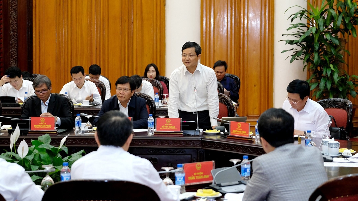 TS. Vũ Viết Ngoạn - Tổ tưởng Tổ tư vấn kinh tế của Thủ tướng báo cáo tại buổi làm việc với Thủ tướng chiều 20/4.