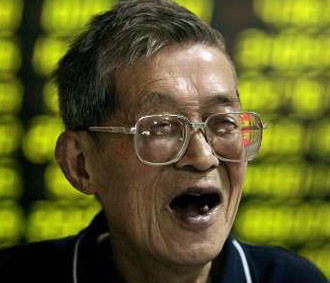 Một nhà đầu tư trên thị trường chứng khoán Trung Quốc. Thị trường nước này đã lấy lại đà tăng sau khi giảm hơn 3% phiên trước đó.