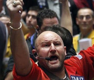 FED giữ nguyên lãi suất cơ bản 2%/năm, giá dầu xuống dưới 120 USD/thùng,.. là loạt tin vui kéo chứng khoán Mỹ tăng mạnh - Ảnh: Reuters.