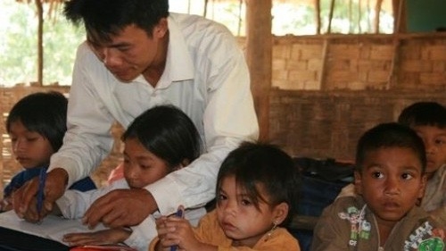 Nhà giáo dạy tiếng dân tộc thiểu số được hưởng phụ cấp 50% mức lương hiện hưởng cộng với phụ cấp chức vụ lãnh đạo, phụ cấp thâm niên vượt khung. Ảnh minh họa. 