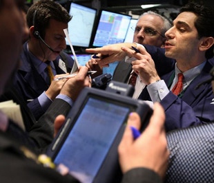 Sự phục hồi mạnh mẽ của cổ phiếu khối công nghệ, bán lẻ, hàng không và năng lượng đã giúp cả ba chỉ số lên điểm - Ảnh: Reuters.