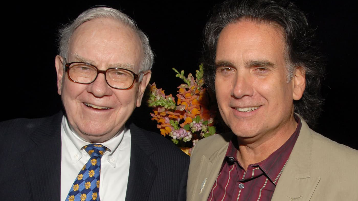 Tỷ phú Warren Buffett và con trai Peter Buffett at tại một sự kiện năm 2008 - Ảnh: Getty Images