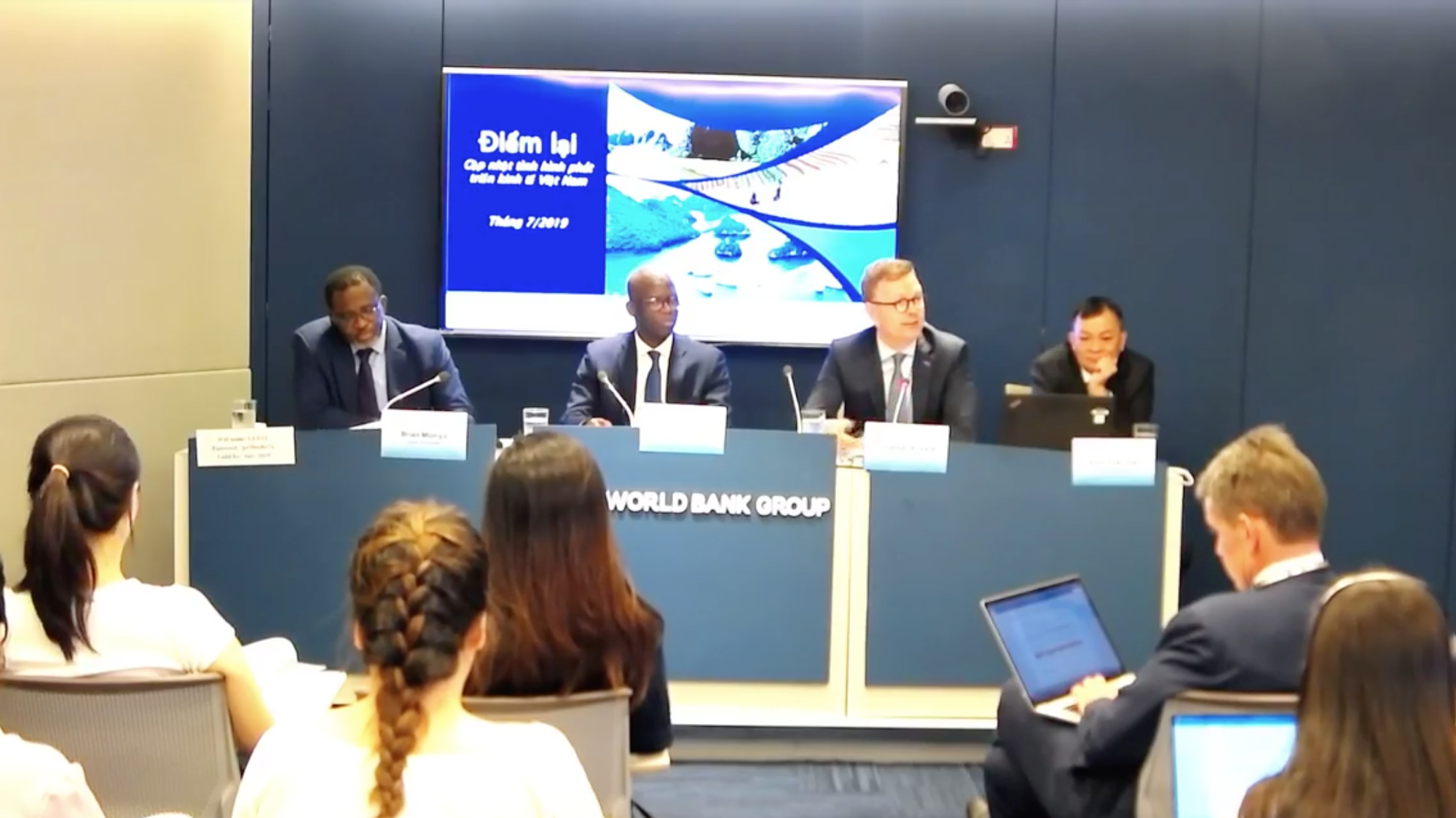 Họp báo công bố báo cáo bán thường niên "Điểm lại" của Ngân hàng Thế giới chiều 1/7.