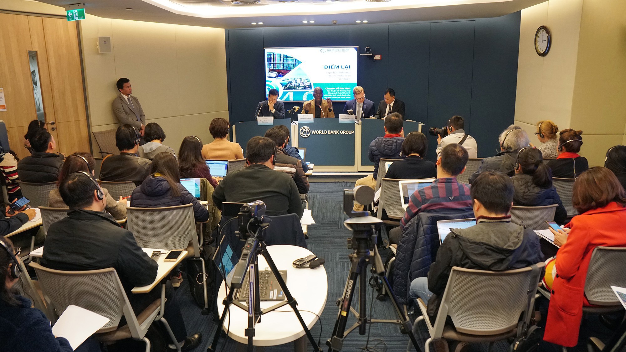 Họp báo công bố báo cáo Điểm lại, một ấn phẩm bán thường niên đánh giá về tình hình kinh tế Việt Nam của WB