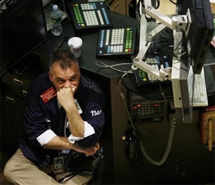 Trong tuần, chỉ số Dow Jones đã giảm 5,2% và duy trì tuần thứ tư liên tiếp ở dưới ngưỡng 8.000 điểm; chỉ số S&P 500 mất 4,81% giá trị trong tuần còn chỉ số Nasdaq hạ 3,6% - Ảnh: Reuters.