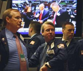 Đón thêm tin xấu, chứng khoán Mỹ giảm sâu hơn, trong đó chỉ số Dow Jones có lúc đã giảm xuống dưới ngưỡng 12.000 điểm.