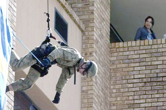 Các vệ sĩ đều được huấn luyện bài bản - Ảnh: AP.