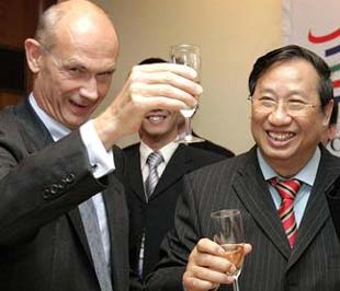 Phó thử tướng Phạm Gia Khiêm và Tổng giám đốc WTO Pascal Lamy trong buổi tiệc mừng Việt Nam chính thức gia nhập WTO - Ảnh: AFP.