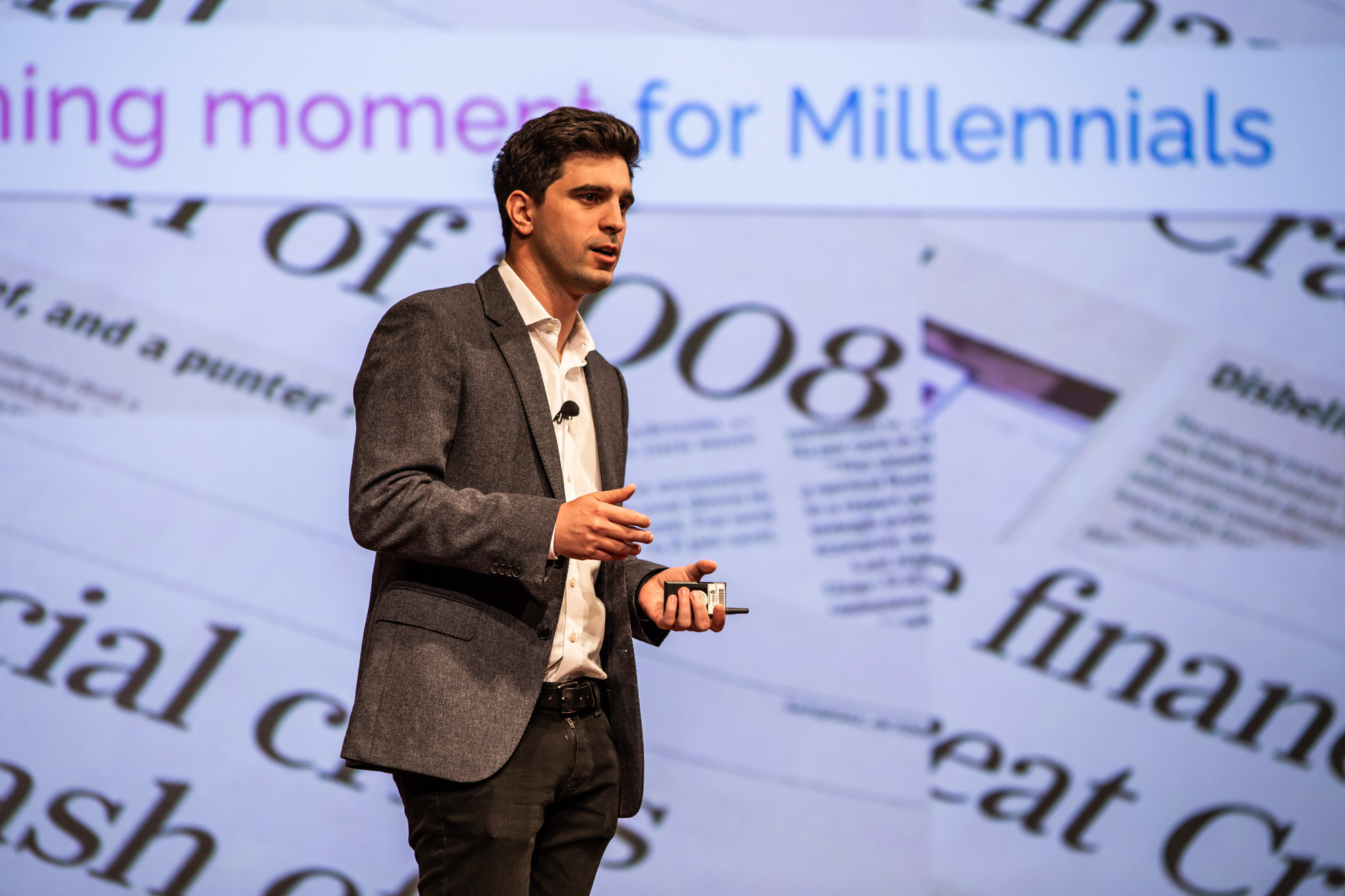 Nick Molnar thuyết trình tại một sự kiện - Ảnh: WWD