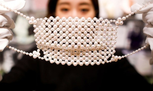 Cận cảnh khẩu trang đính kim cương và ngọc trai có giá hơn 10.000 USD 