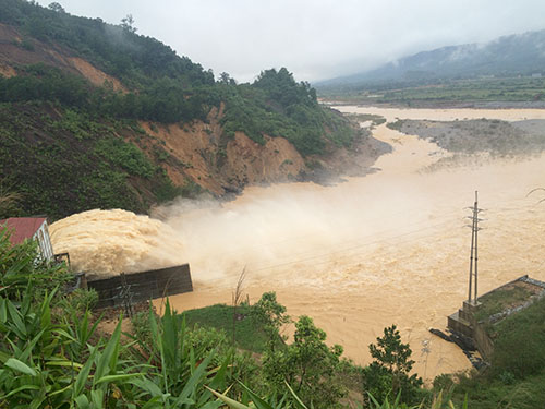 Thủy điện Hố Hô xả lũ được cho là vượt quá lưu lượng cho phép, gây thiệt hại cho người dân trong vùng.<br>