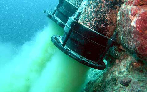 Đường ống xả thải ngầm của Formosao xuống biển đã được các ngư dân lặn xuống biển chụp, sau nghi vấn nhà máy này có liên quan đến việc cá chết hàng loạt.<br>