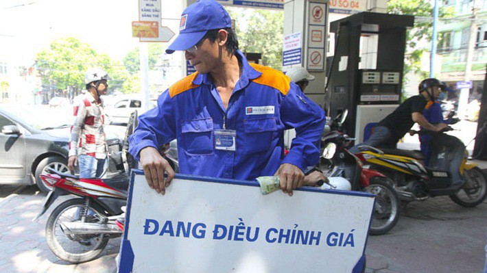 Giá xăng vẫn giữ nguyên, trong khi dầu tăng giá. 