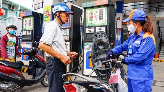 Mặt hàng xăng dầu nhập khẩu tăng mạnh cả về số lượng và trị giá trong 11 tháng qua.