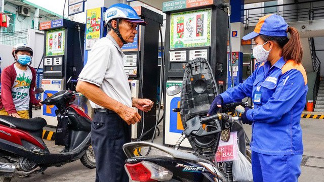 Tình trạng buôn lậu, vận chuyển trái phép xăng dầu trên biển đang nổi cộm.