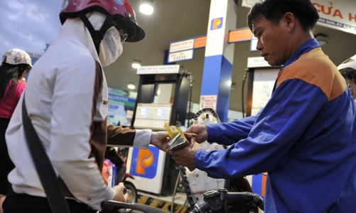 Giữ giá xăng, tăng giá dầu từ 15 giờ chiều 19/1