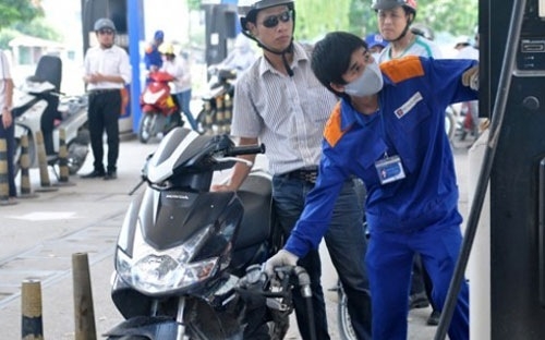 Doanh nghiệp kinh doanh xăng dầu đầu mối tự quyết định vào thời điểm 
thích hợp điều chỉnh giá bán nhưng không được muộn hơn 20h ngày 
7/10/2013.