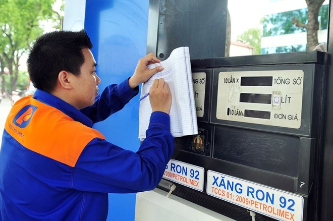 Giá dầu vẫn ở mức thấp khiến doanh thu Petrolimex giảm mạnh song lợi nhuận đạt mức kỷ lục.