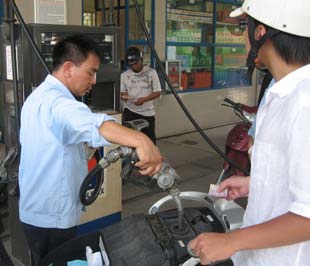 Petrolimex hiện chiếm khoảng 60% thị phần thị trường xăng dầu trong nước - Ảnh: Anh Quân.