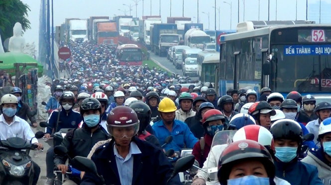 Chủ tịch Tập đoàn Xăng dầu Việt Nam (Petrolimex) lưu ý, Nhà nước luôn thu ngân sách với kinh doanh xăng dầu qua nhiều khoản thuế phí khác nhau, chiếm khoảng 35% giá bán lẻ xăng - Ảnh: Tuổi Trẻ.<br>