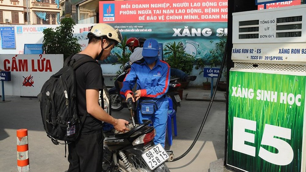 Nếu bỏ b&aacute;n xăng RON 95, gi&aacute; xăng E5 sẽ tăng v&ugrave;n vụt? - VnEconomy