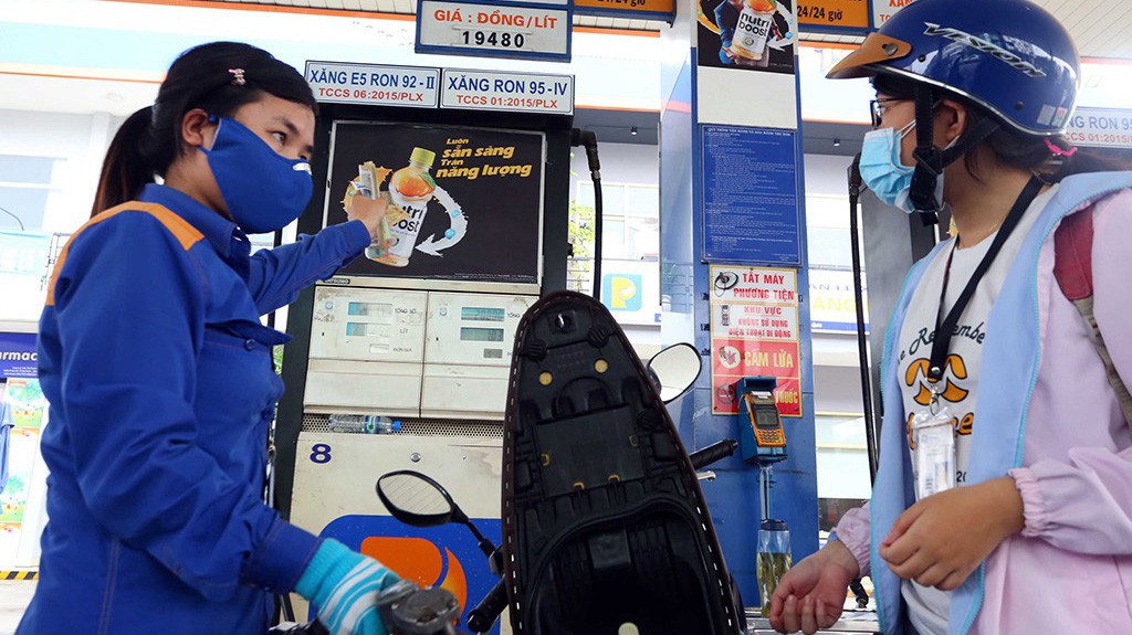 "Không thể tiếp tục can thiệp hành chính mà phải giảm bớt điều kiện kinh doanh để nhiều chủ thể có thể tham gia nhập khẩu xăng dầu", VCCI khuyến nghị.