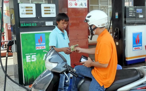 Theo đề án phát triển nhiên liệu sinh học đã được Thủ tướng phê duyệt, 
bắt đầu từ 1/1/2018, xăng RON 92 sẽ được thay thế hoàn toàn bằng xăng E5.