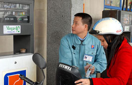 Giá bán lẻ xăng A92 trong nước vẫn tiếp tục giữ ở mức 16.400 đồng/lít như hiện nay.