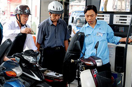 Theo yêu cầu của Bộ Tài chính, các doanh nghiệp kinh doanh xăng dầu đầu mối tiếp tục trích nộp 300 đồng/lít (kg) vào Quỹ bình ổn.