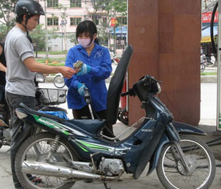 Liên bộ tiếp tục yêu cầu các doanh nghiệp kinh doanh xăng dầu đầu mối trích nộp vào quỹ bình ổn giá đối với từng chủng loại xăng, dầu.