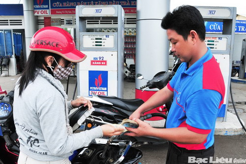 Theo yêu cầu từ cơ quan điều hành, từ 15h chiều 3/11, các doanh nghiệp sẽ giảm giá bán xăng dầu.