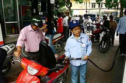 Khi đã tăng giá bán lẻ xăng dầu, muốn tiếp tục tăng nữa, doanh nghiệp đầu mối sẽ phải chờ cho đủ 30 ngày.