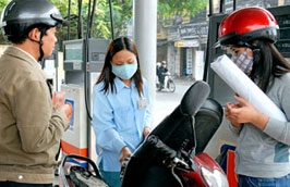 Việc giữ giá xăng dầu như hiện nay được cho là đã khiến doanh nghiệp đầu mối lỗ từ 1.000- 1.700 đồng cho mỗi lít (kg) xăng dầu bán ra.