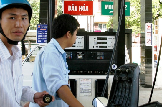 Từ 16h ngày hôm nay (7/3), giá bán lẻ xăng A92 tăng thêm 2.100 đồng/lít, từ 20.800 đồng lên 22.900 đồng/lít.
