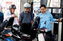 Thông tin sắp tăng giá xăng dầu đã khiến không ít người dân lo lắng.