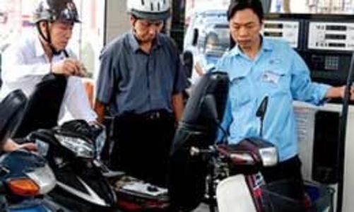 Giảm giá xăng dầu và ngừng sử dụng quỹ bình ổn giá 