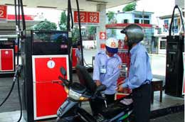 Từ ngày mai (21/4), thuế nhập khẩu áp dụng đối với mặt hàng xăng và dầu diezel sẽ giảm 3-5% so với mức hiện nay.