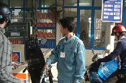 Theo nội dung dự thảo, cửa hàng bán xăng dầu cao hơn giá doanh nghiệp đầu mối quy định sẽ bị phạt từ 10-20 triệu đồng.