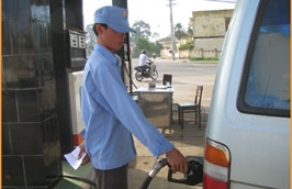 Các cây xăng ở khu vực biên giới chỉ được bán hàng từ 6 - 18h hàng ngày.