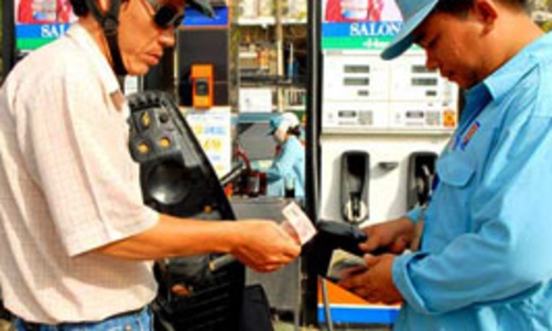 “Giảm giá bán lẻ xăng dầu là không khả thi!”