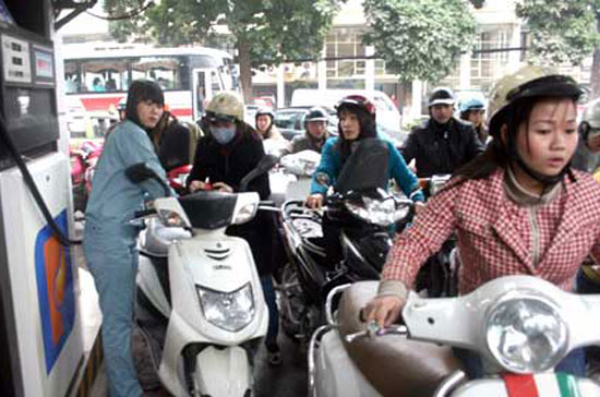 Theo liên bộ Tài chính - Công Thương, các doanh nghiệp xăng dầu đầu mối đang lỗ từ 372 - 844 đồng/lít xăng dầu bán ra.