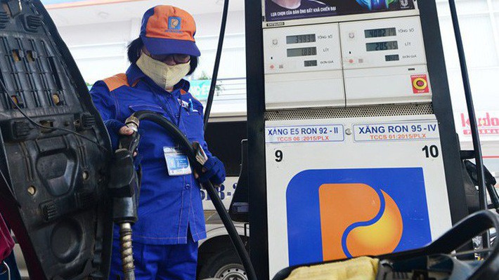 Cử tri cho rằng điều hành giá xăng dầu như hiện tại gây khó cho dân.