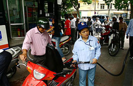 Bộ Công Thương yêu cầu các thương nhân đầu mối phải đảm bảo thực hiện nhập khẩu xăng dầu theo hạn mức Bộ đã giao trong năm 2011.