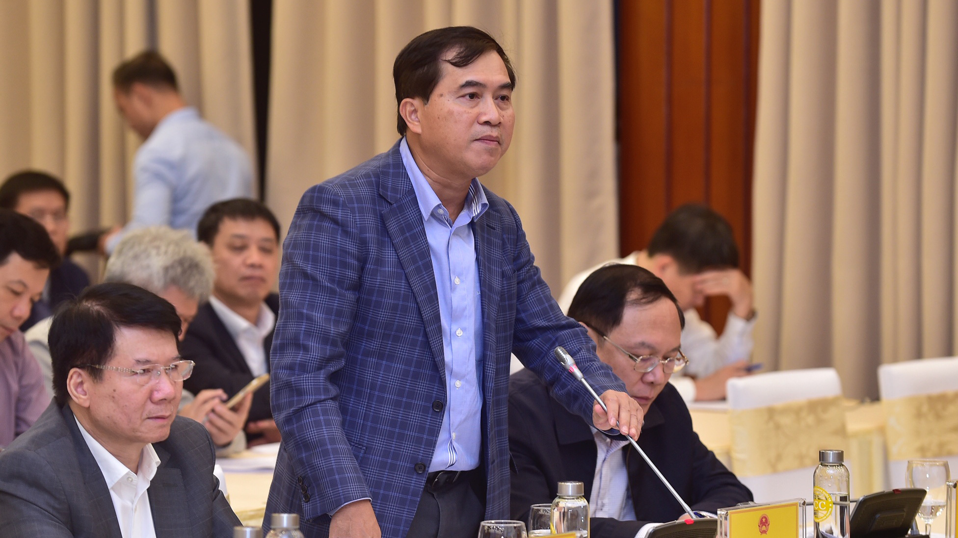 Thứ trưởng Bộ Xây dựng Lê Quang Hùng cho hay, giá nhà hoàn toàn do thị trường quyết định, nhưng giải pháp vẫn là tăng cung. 